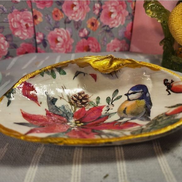 DECOUPAGE CLAM SHELL DECOUPAGE CHRISTMAS POINSETTIA AND BIRD ON A CLAM SHELL - Picture 6 of 7